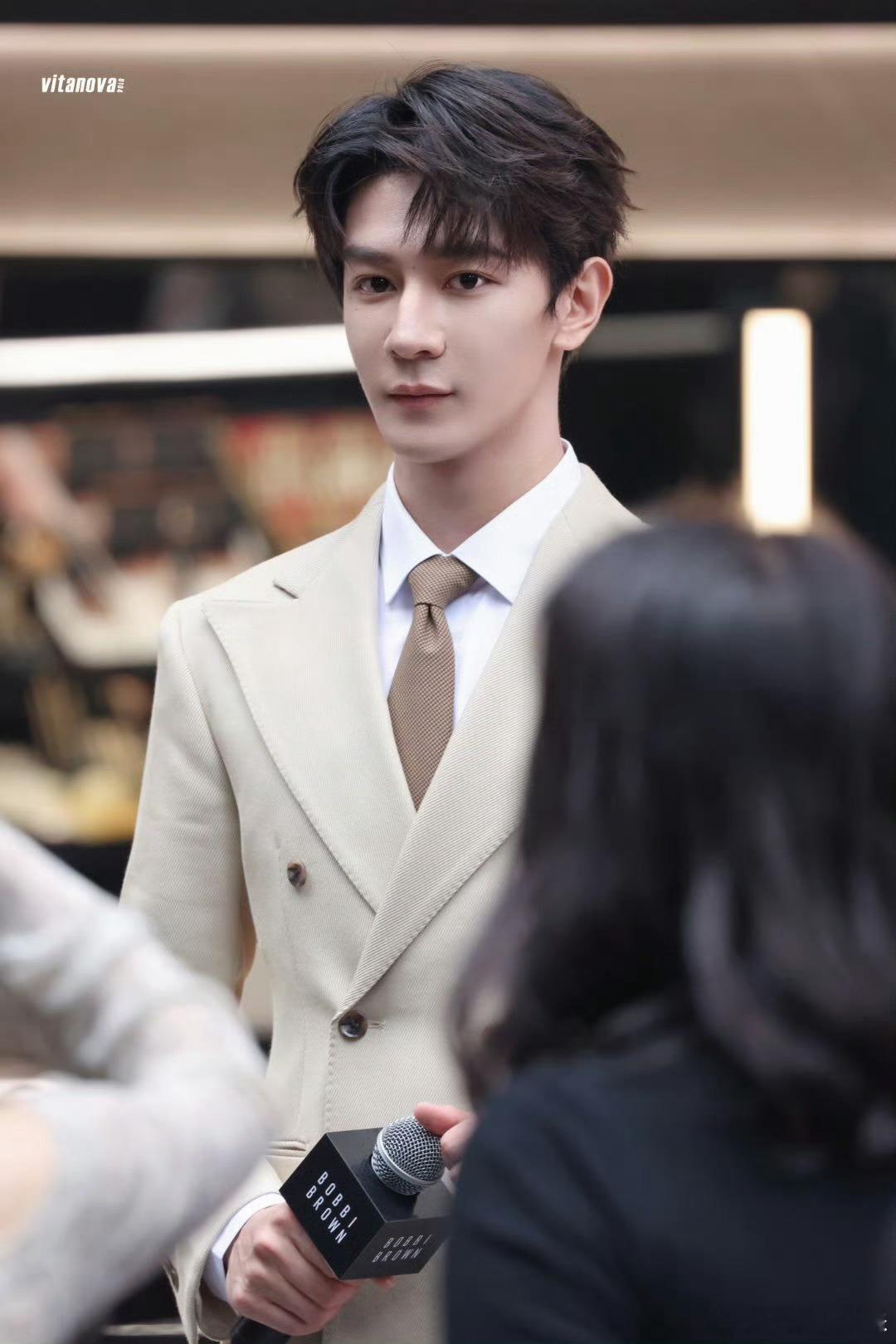 夏之光我那暖心的邻家哥哥 粉丝哽咽时轻拍肩膀安抚，亲手递护手霜、叮嘱别熬夜等细节