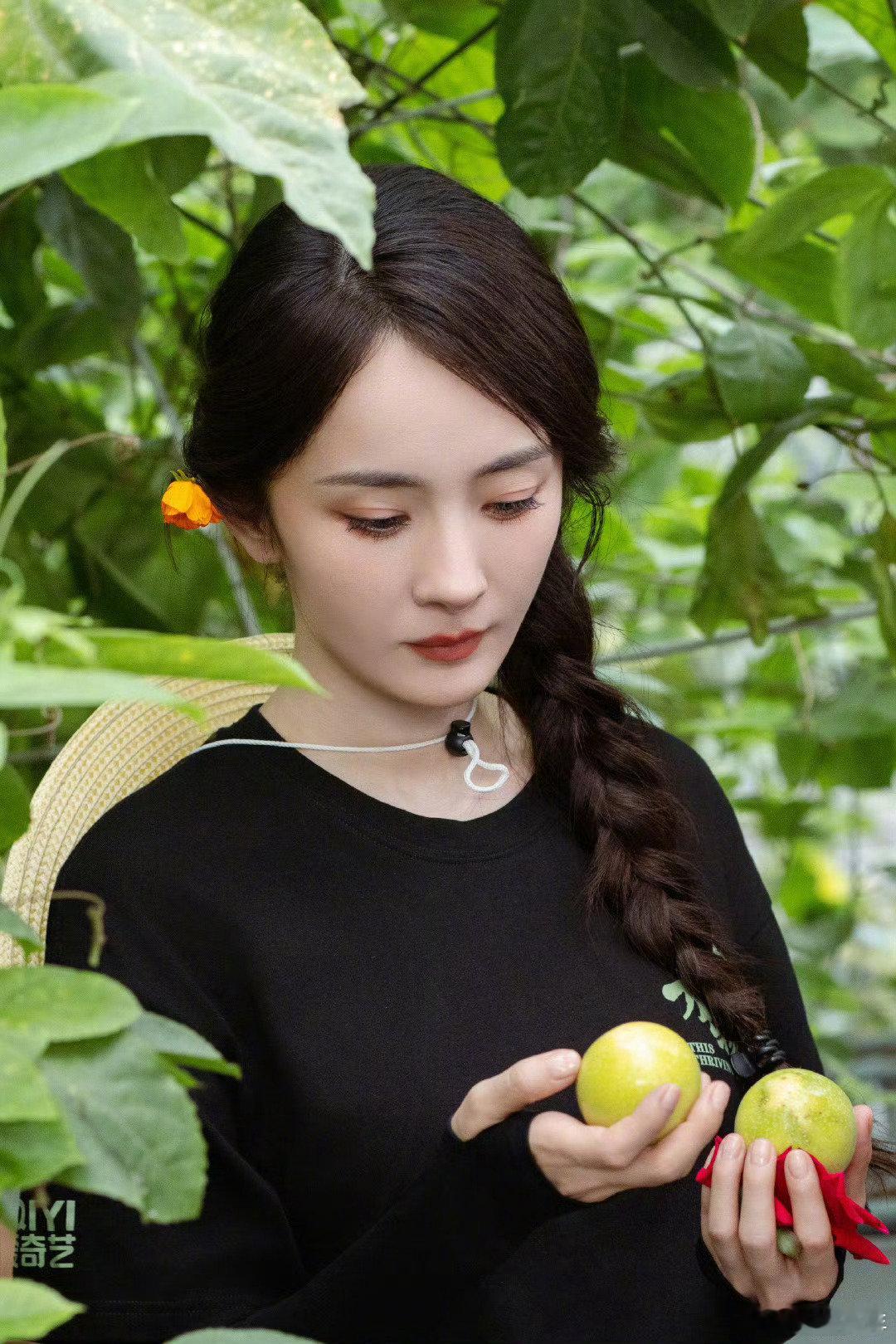 杨幂侧编麻花辫杨幂侧编麻花辫造型好灵动！杨幂又解锁清新look，简约发型也难掩气