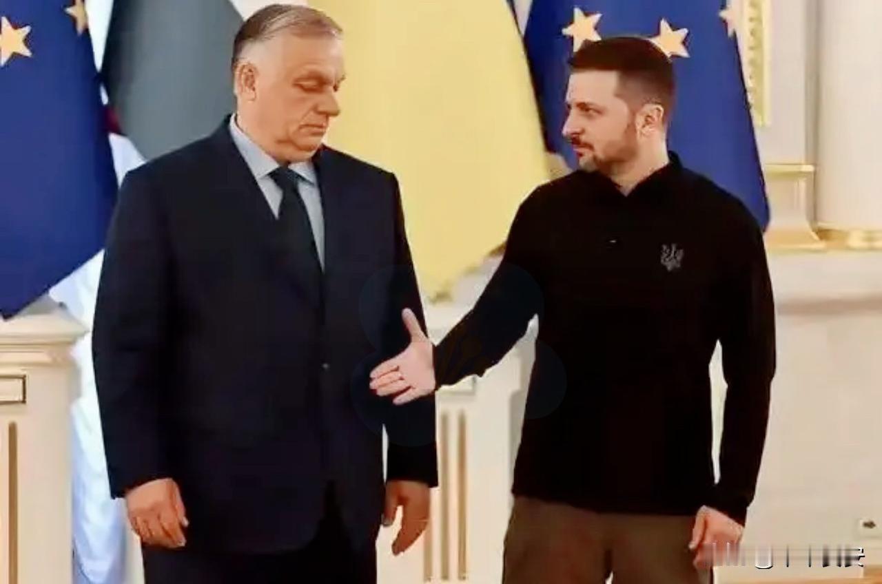 900亿贷款被卡！匈牙利：不供油，就不批

匈牙利外交部长西雅尔多与总理欧尔班近