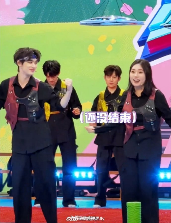 丁程鑫李雪琴cha了叮叮叮手势舞 何老师跟跳黄子弘凡不理解但照做丁程鑫和李雪琴在