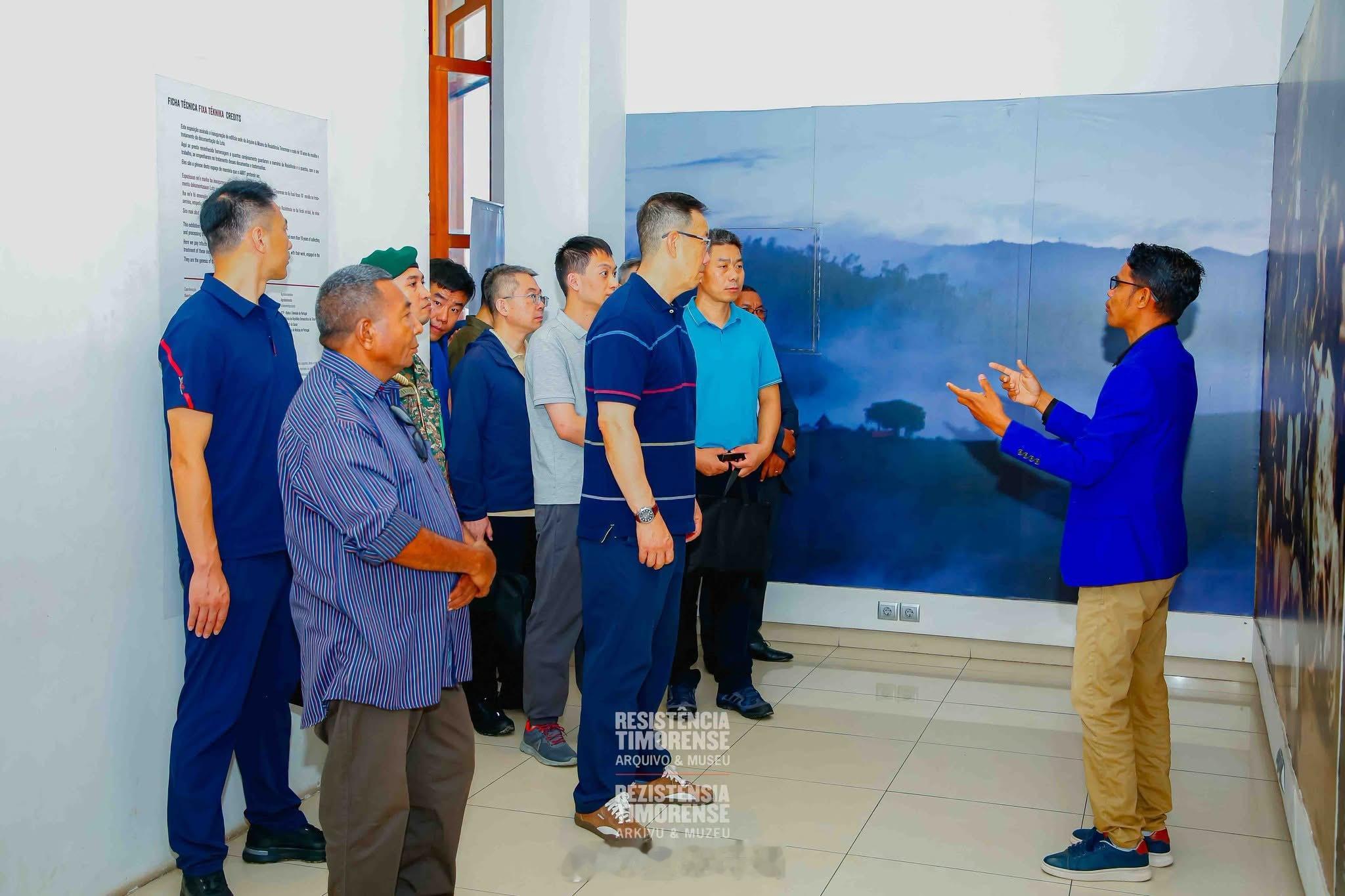 董军  2026.08.19 在东帝汶帝力参观东帝汶的博物馆。解锁新私服这一身相
