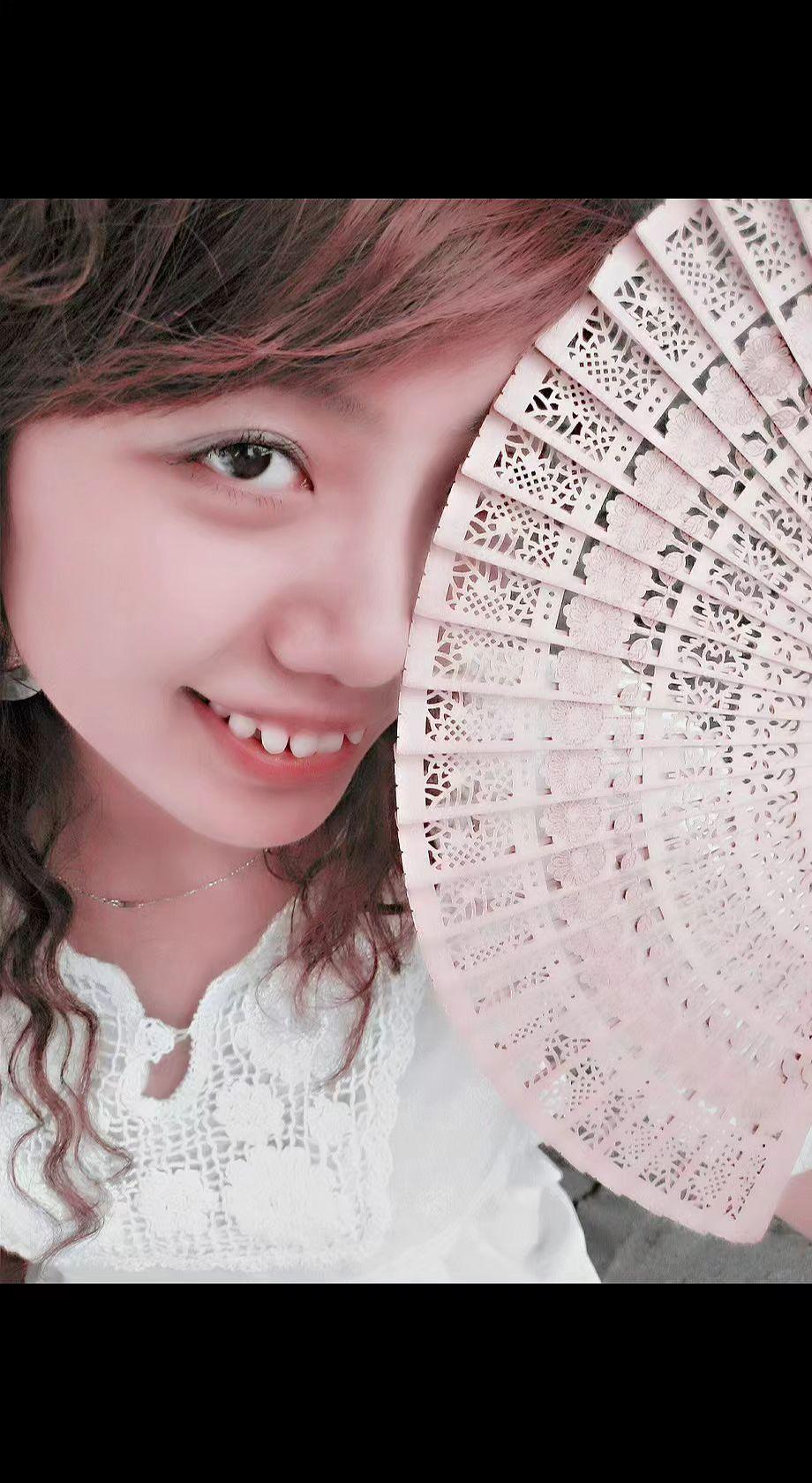 🌸蕾丝扇半遮笑眼，像偷藏了一整个春天的甜✨。风过时，是心动在镂空花纹里打转呀～