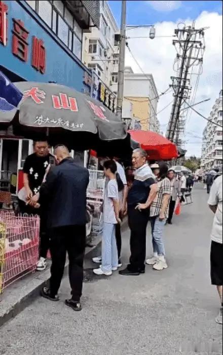 贾乃亮带甜馨回东北看爷爷奶奶，祖孙三人逛菜市场，甜馨都长成亭亭玉立的大姑娘了！ 