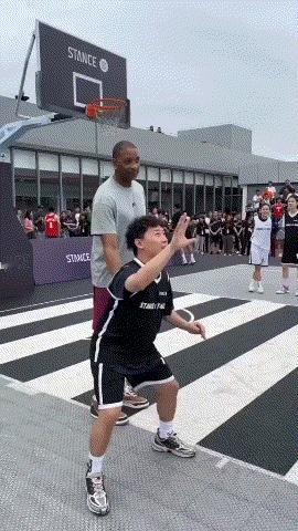 对位麦迪！并用他进球的方式击败他[捂脸]
结果秀了一脸[呲牙]
#麦迪最帅动作#