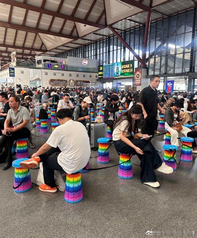 苏州对游客真的很贴心，火车站满地的临时板凳而且都连着的不怕被薅走 