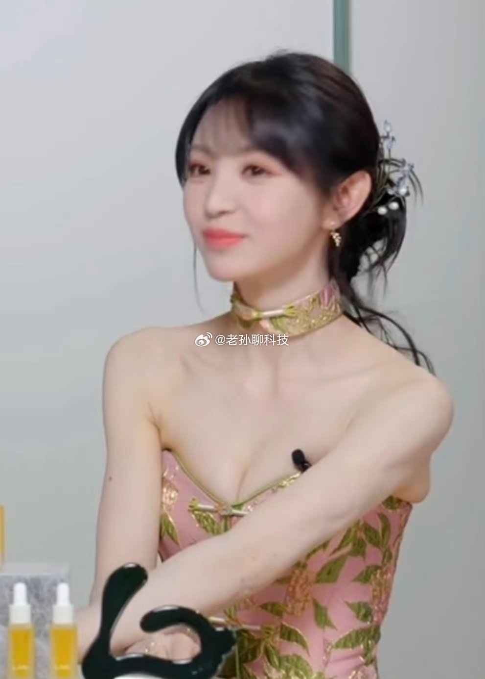 田曦薇被裙子勒成这样哈哈哈，这裙子明显不合身呀！ 