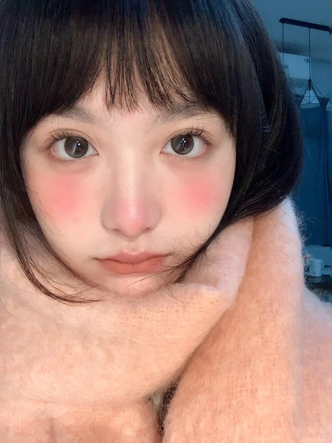 老婆们，请问哪副👁更适合我呢？