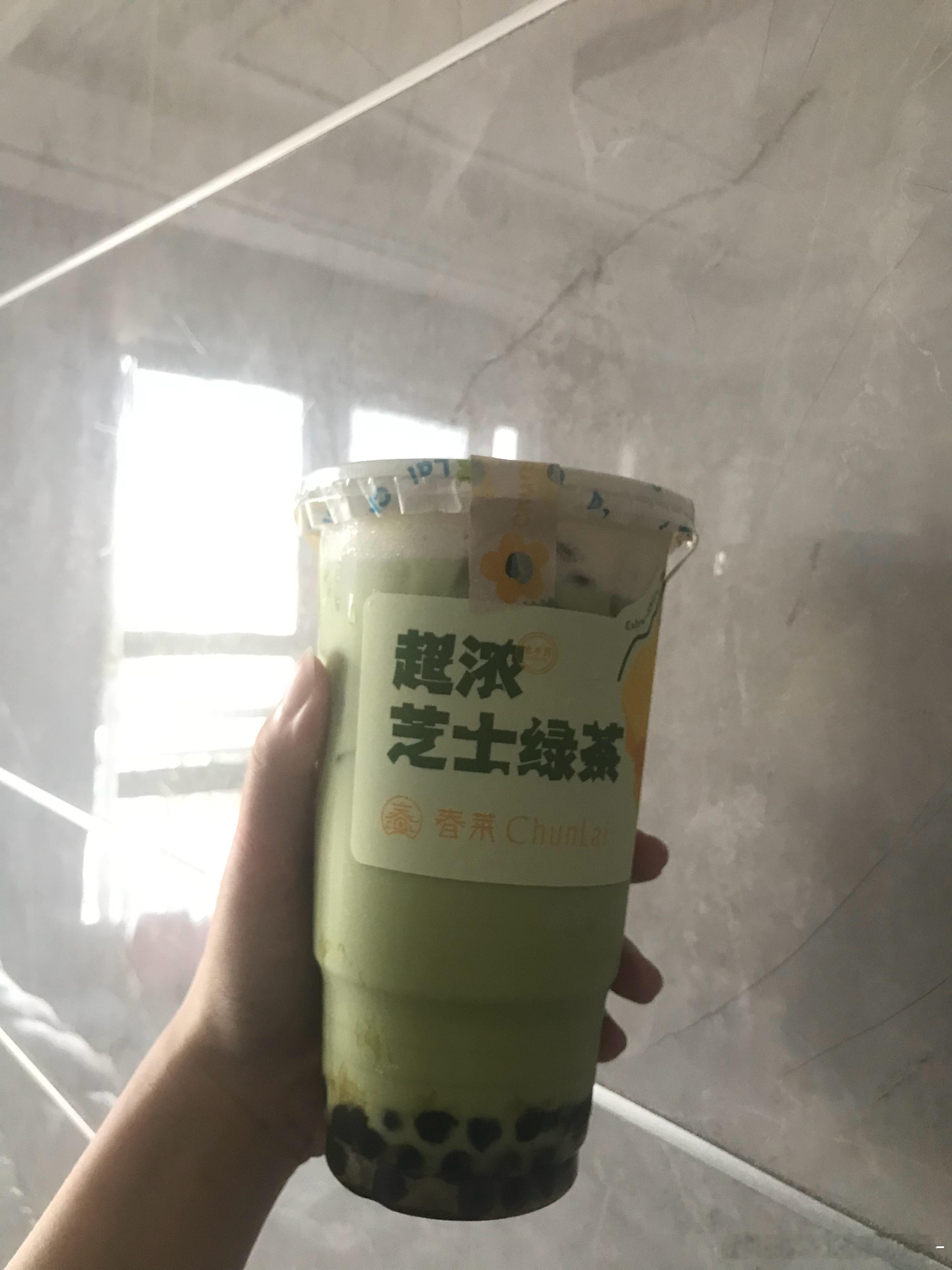 超~级大一杯奶茶还挺好喝的一进店里听到bgm咦~这不是我老大的歌《熬夜》不错，有
