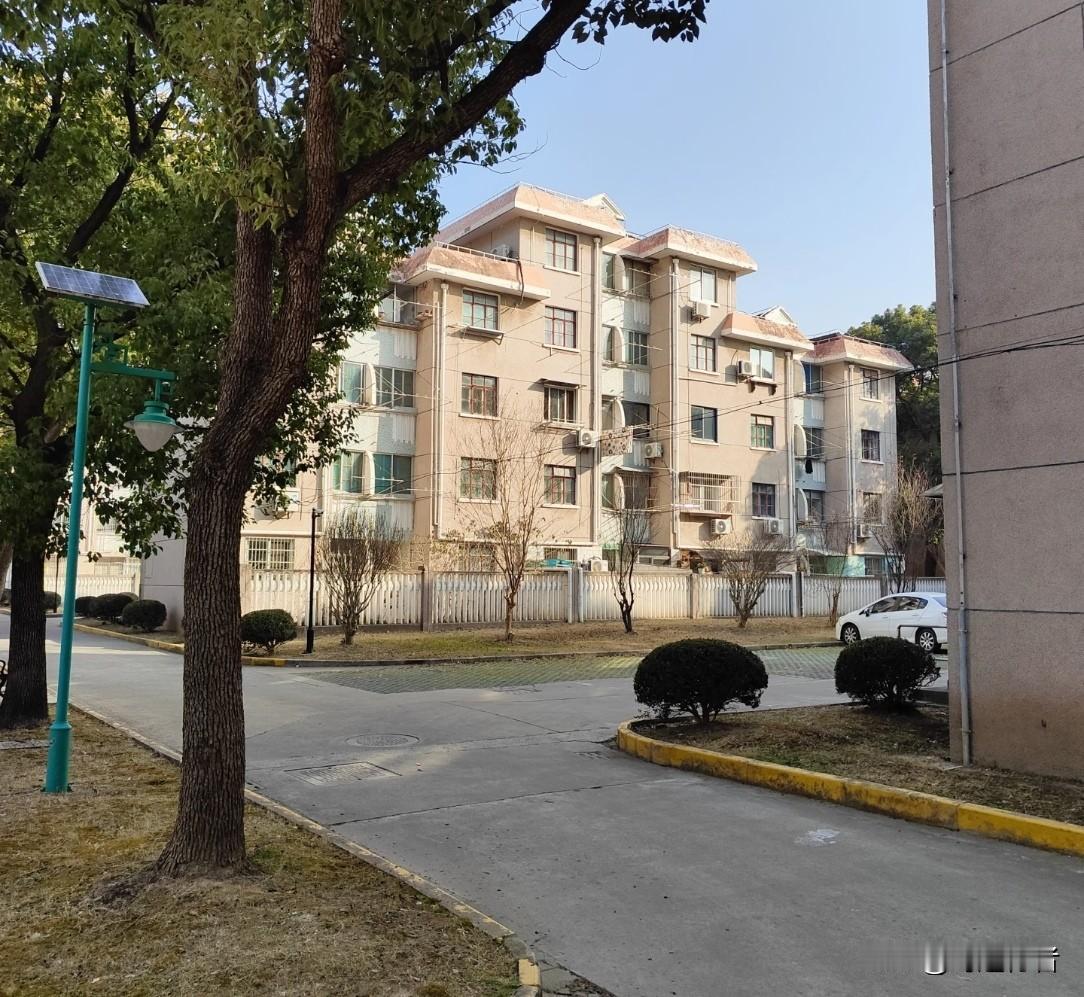 小区业主是主人还是物业是主人小区业主原本就是小区的主人，现在成了本末倒置，物业强