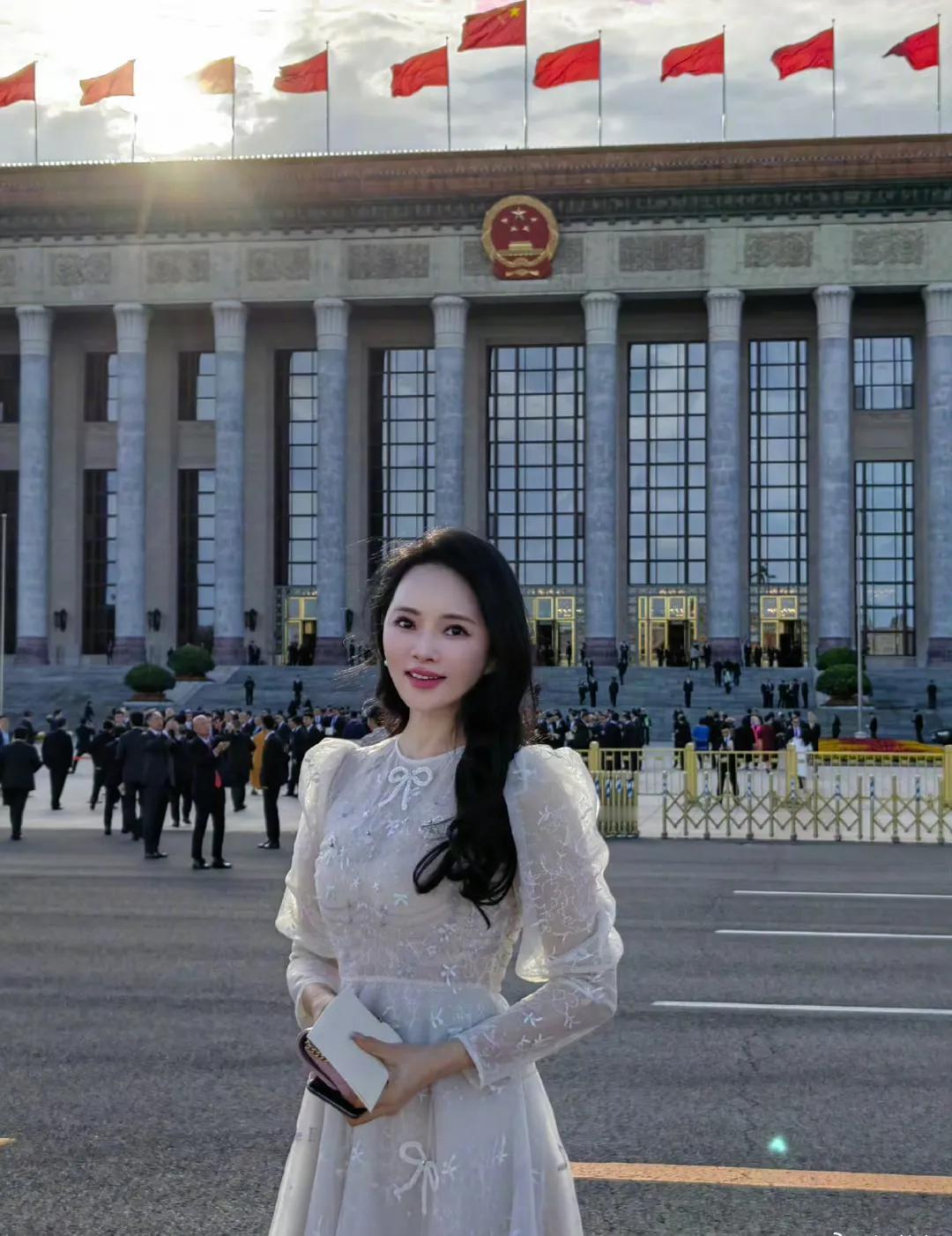 伊能静在人民大会堂前的这张合影，既有古典的端庄秀丽，又有现代的时尚简约！大家都说