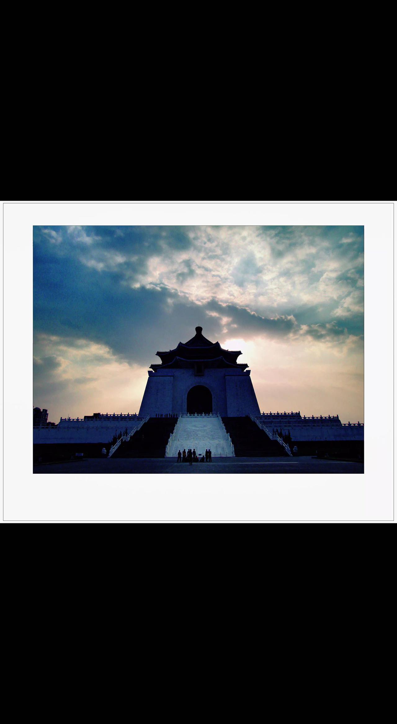 🏛️暮色给建筑镀了层历史的糖霜🍬 台阶延伸如时光隧道⏳ 仰望时，云在檐角写满