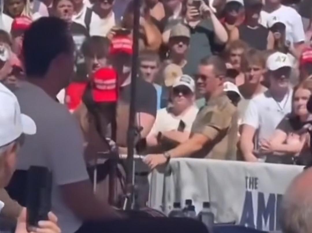 9月10日在美国犹他州奥勒姆市的犹他山谷大学里，特朗普的政治盟友查理·柯克在演讲