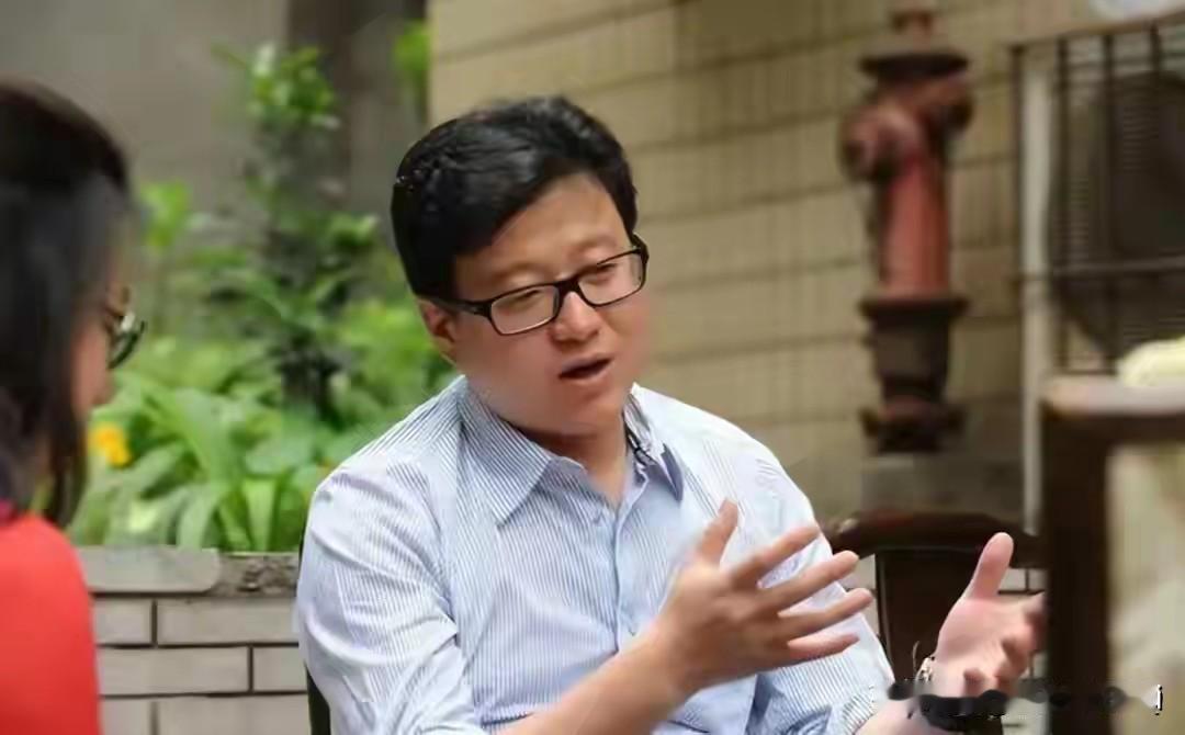 记者问丁磊，给你一亿现金和上清华，你会选择那个。他说，当然选清华。一亿现金有很多