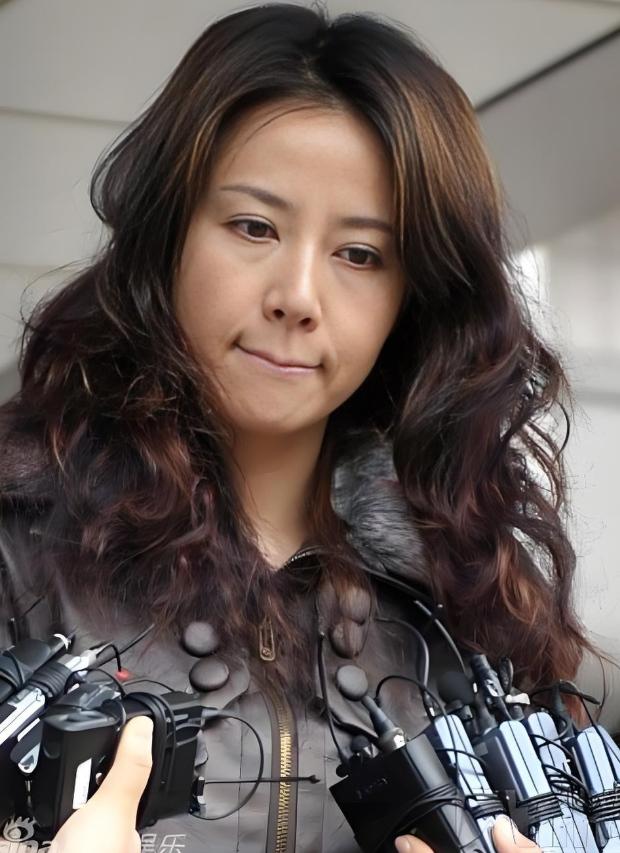 2008年，韩国女星玉素利，因通奸罪获刑8个月，缓刑2年。但法官在判决书里写下的