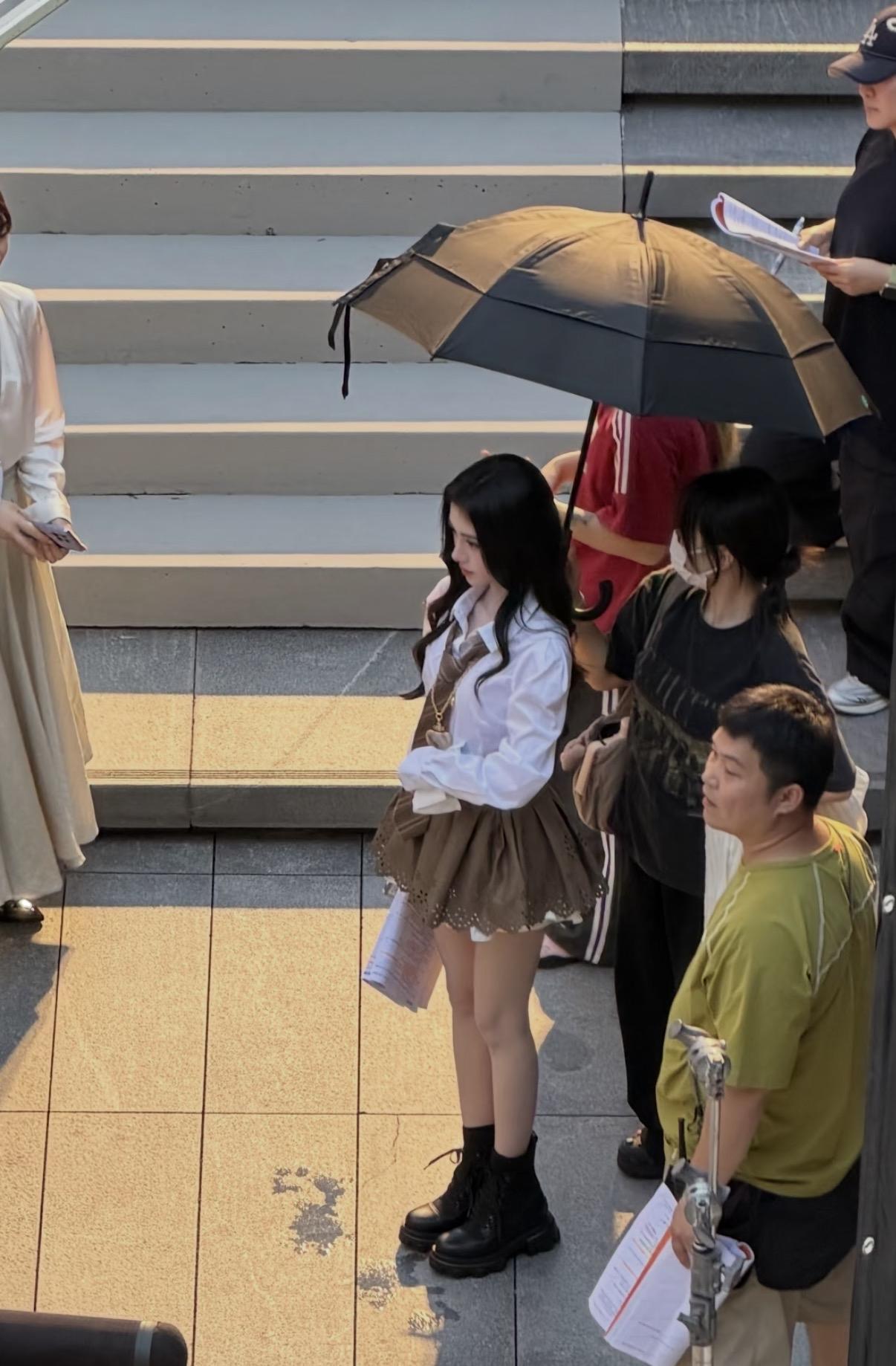 最近重庆气温直逼四十度，鞠婧祎在户外拍戏还传两件衣服，可想而知有多热了。
在户外
