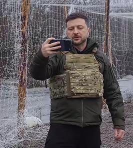 泽连斯基这是给苹果手机做广告吧！