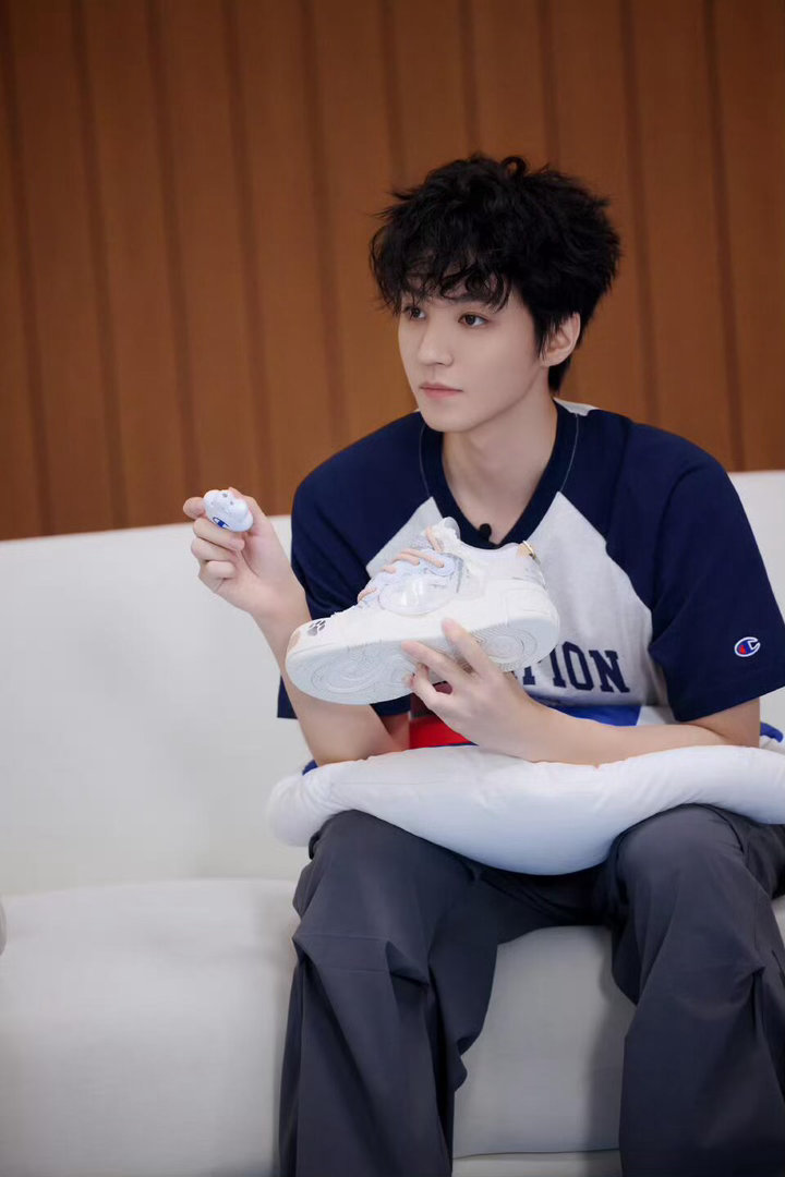 黄晓明大家都很好但我选王俊凯中餐厅 “大家都很好”是客套，“但我选王俊凯”是真心
