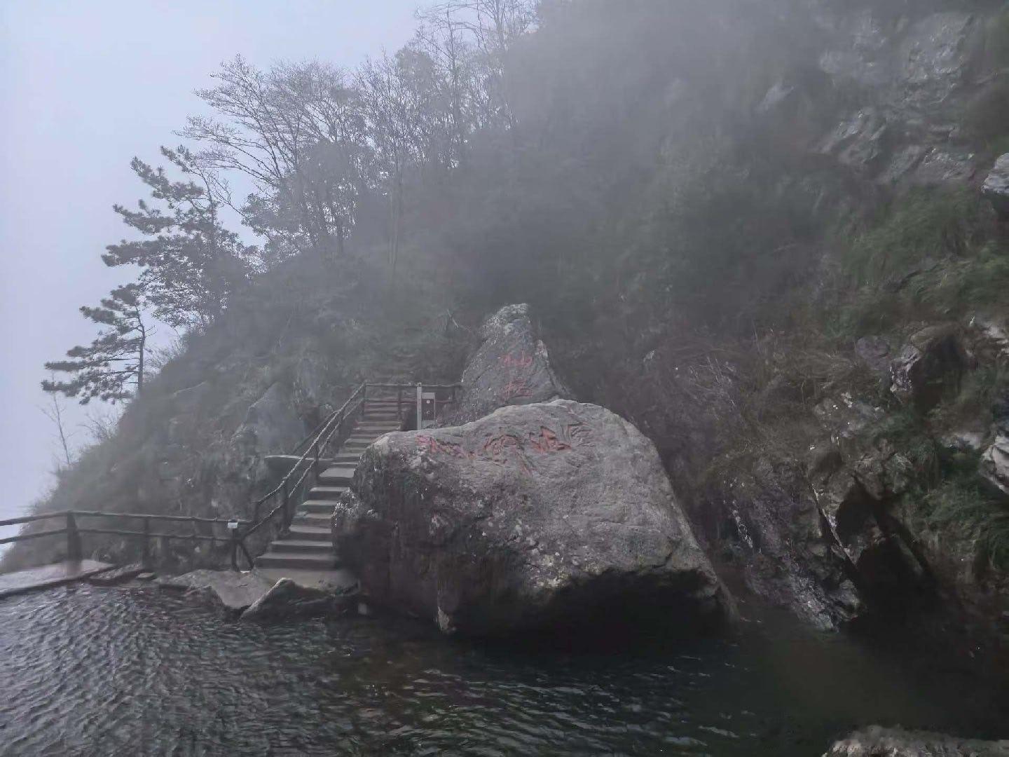 原创诗词  观庐山大口瀑布遥看瀑布挂前山，恰似玉帘镶翠岚。近前忽遇云泄雨，除却水