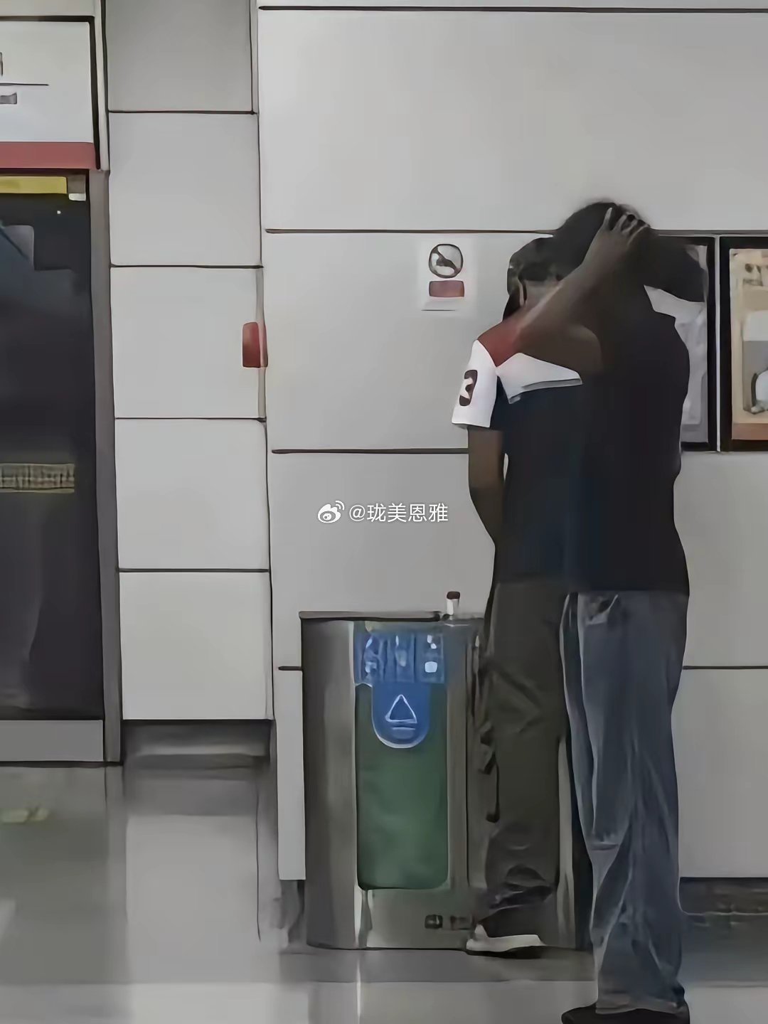 印度人来中国随地小便，三哥管这叫“随性” 