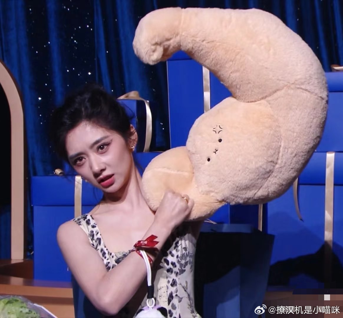 微博之夜王影璐抽到的是张康乐的大臂肌🎁如此抽象的礼物遇到了同样抽象的人