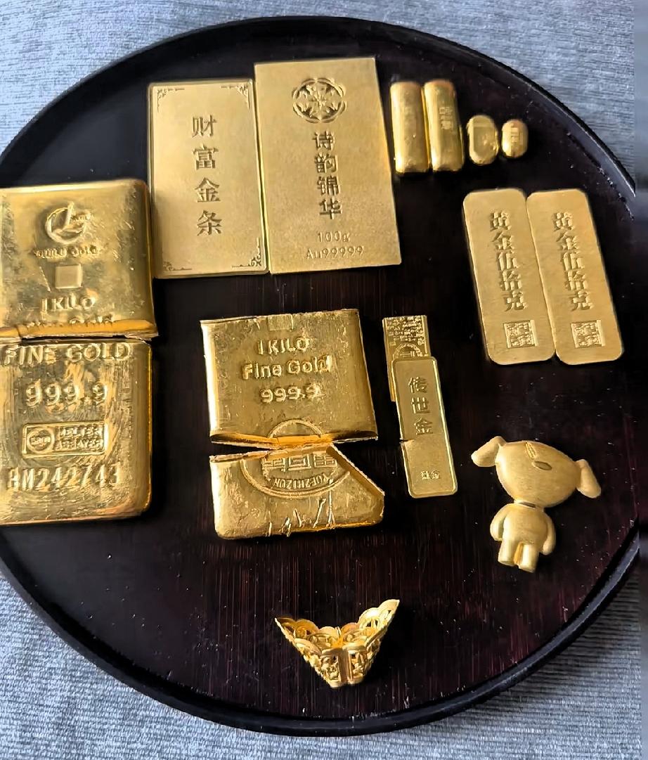 今天的金价，
看得我血压都上升了，
昨天金价904一克，现在已经又跌到了
896