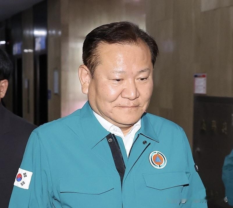 17日韩国内乱特别检察组对前行政安全部部长李祥敏启动强制调查。上午，特检组派遣检