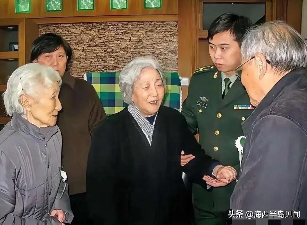 2009年，在钱学森先生吊唁现场，钱英携孙子钱磊向参加吊唁的李佩及其他亲友表示感