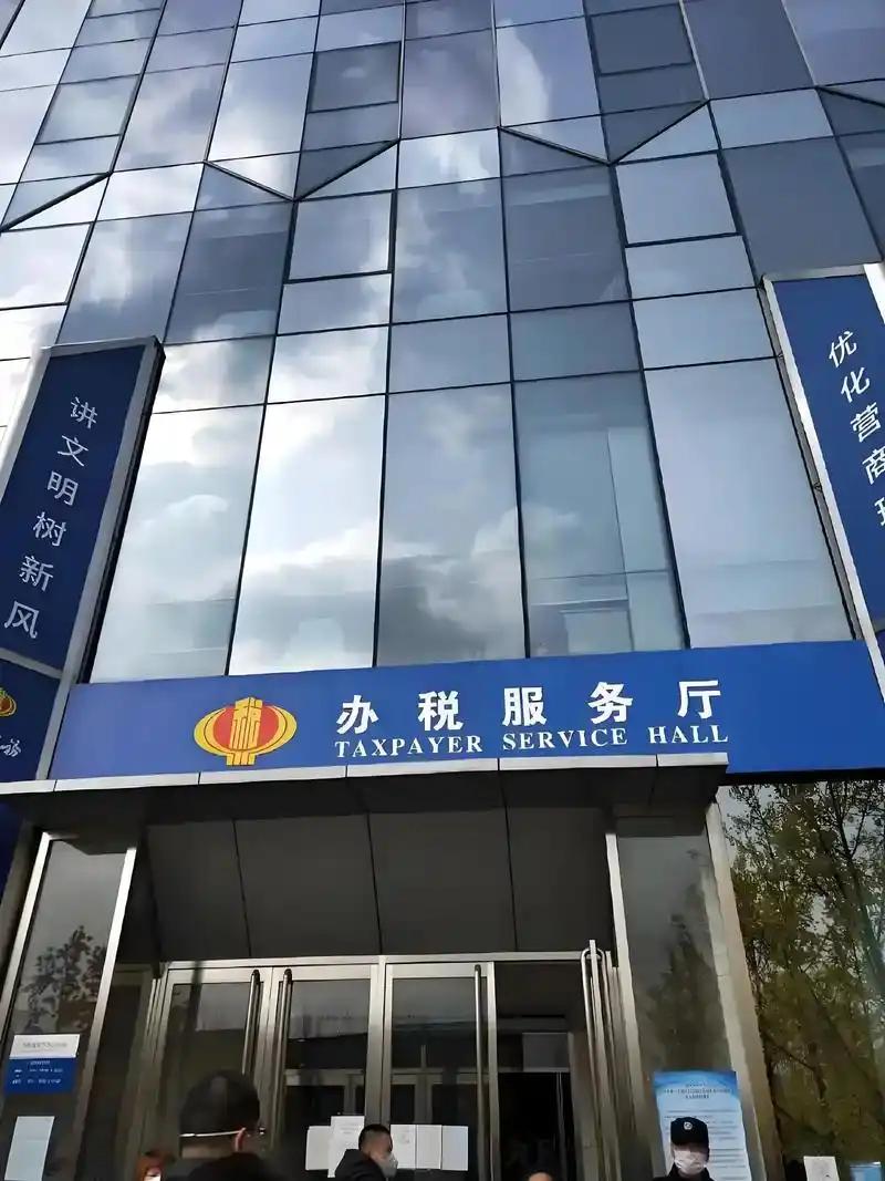 最近这税务上的风啊，是越刮越紧了，已经不是吹在那些大公司头顶上了，咱们身边的小饭