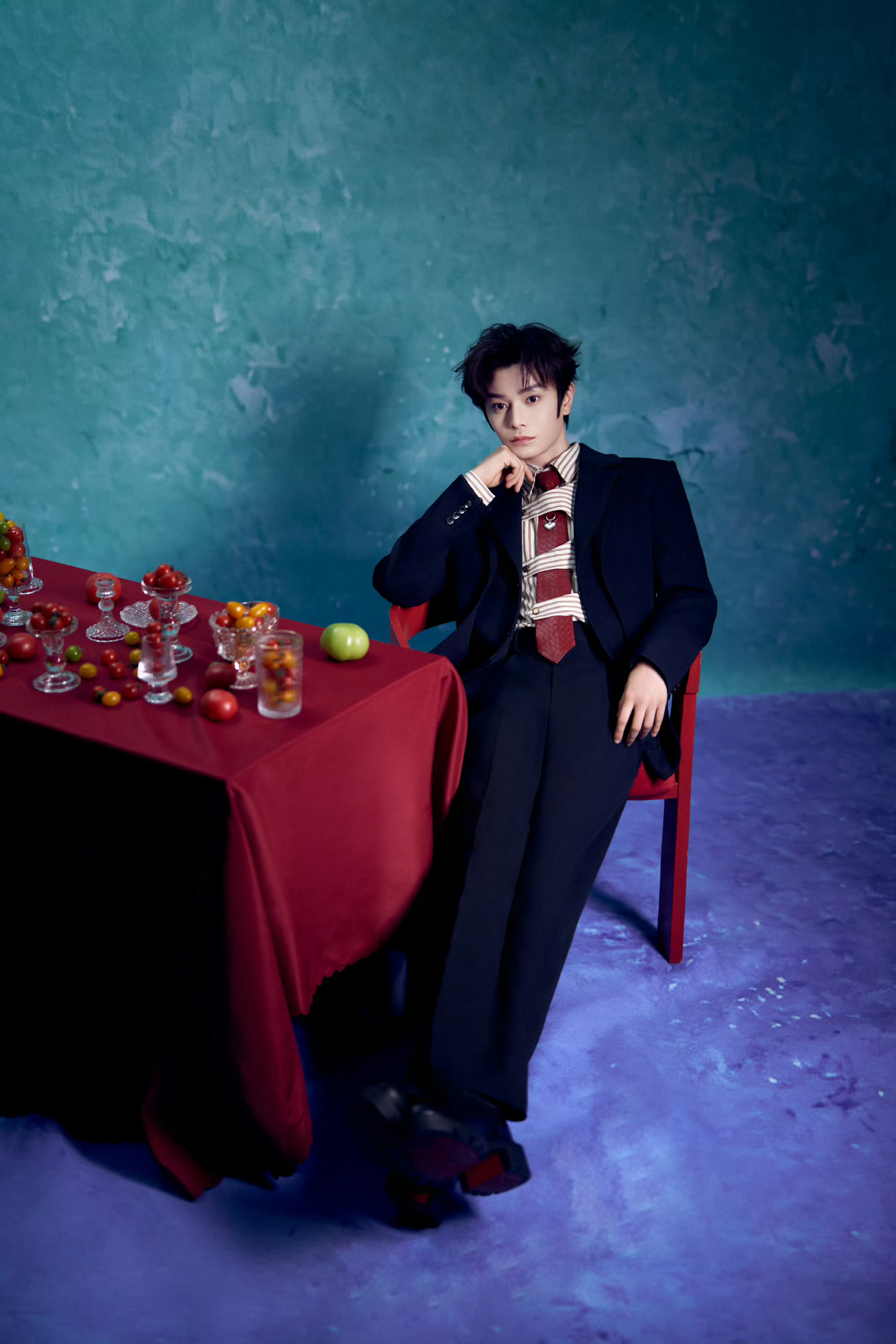 丁禹兮 今日品牌活动造型，一身西服套装，搭配条纹衬衫、皮革编织领带… 层次分明的