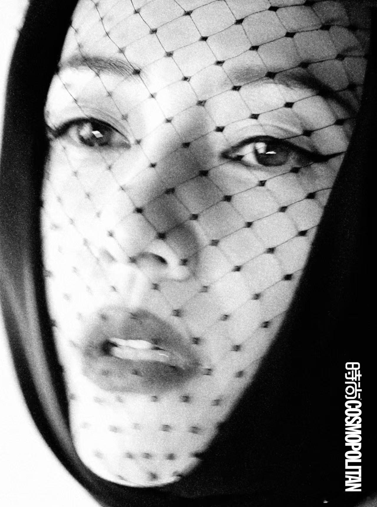 高圆圆COSMO闭年刊封面  高圆圆这次《时尚COSMO》的双封面造型太可了。黑