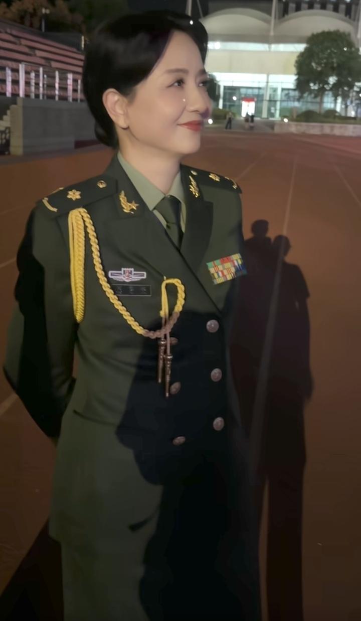 肩上扛着一颗星，这也太厉害了吧，这位女星你们有认识的吗？