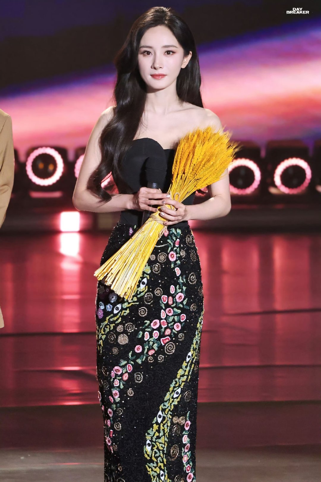杨幂杨幂 ym杨幂哈尔滨一九四四 ym杨幂没有一顿火锅解决不了的事“我围绕着你，