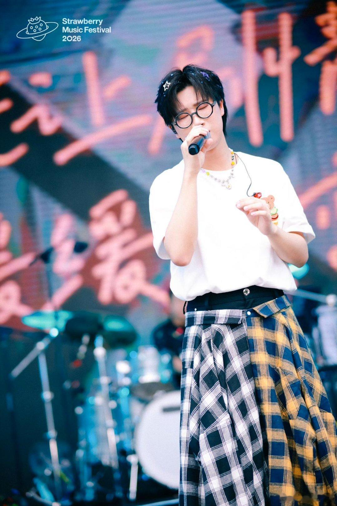 草莓音乐节成都草莓音乐节圆满落幕，星球舞台迎来的演唱时刻，整场舞台以个人首支单曲