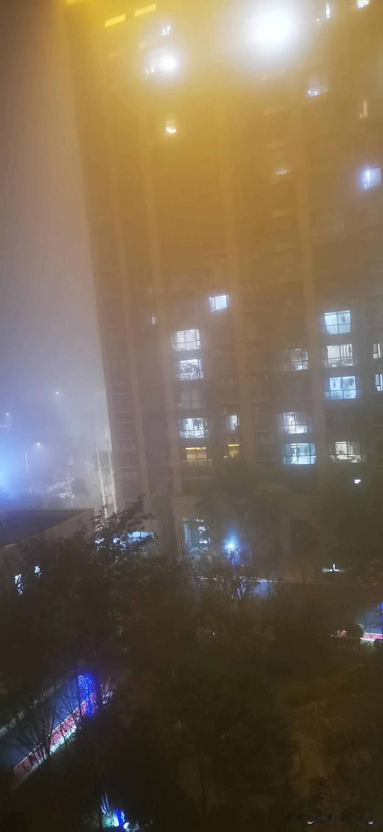 今天大雾，我们这里发布大雾黄色预警，这个天就不能出门了，找个三两好友，煮酒论英雄