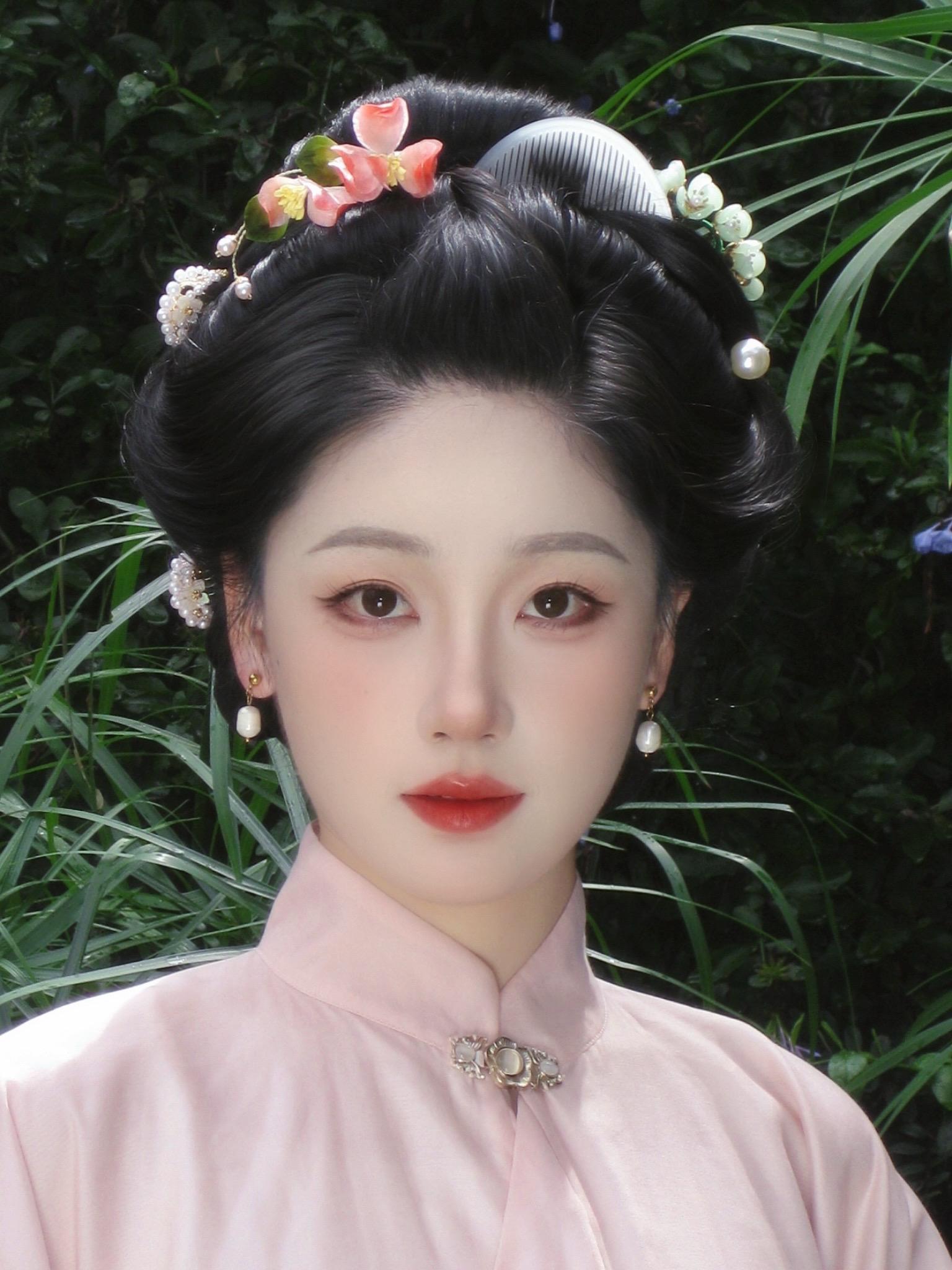 今日云景好，水绿秋山明。