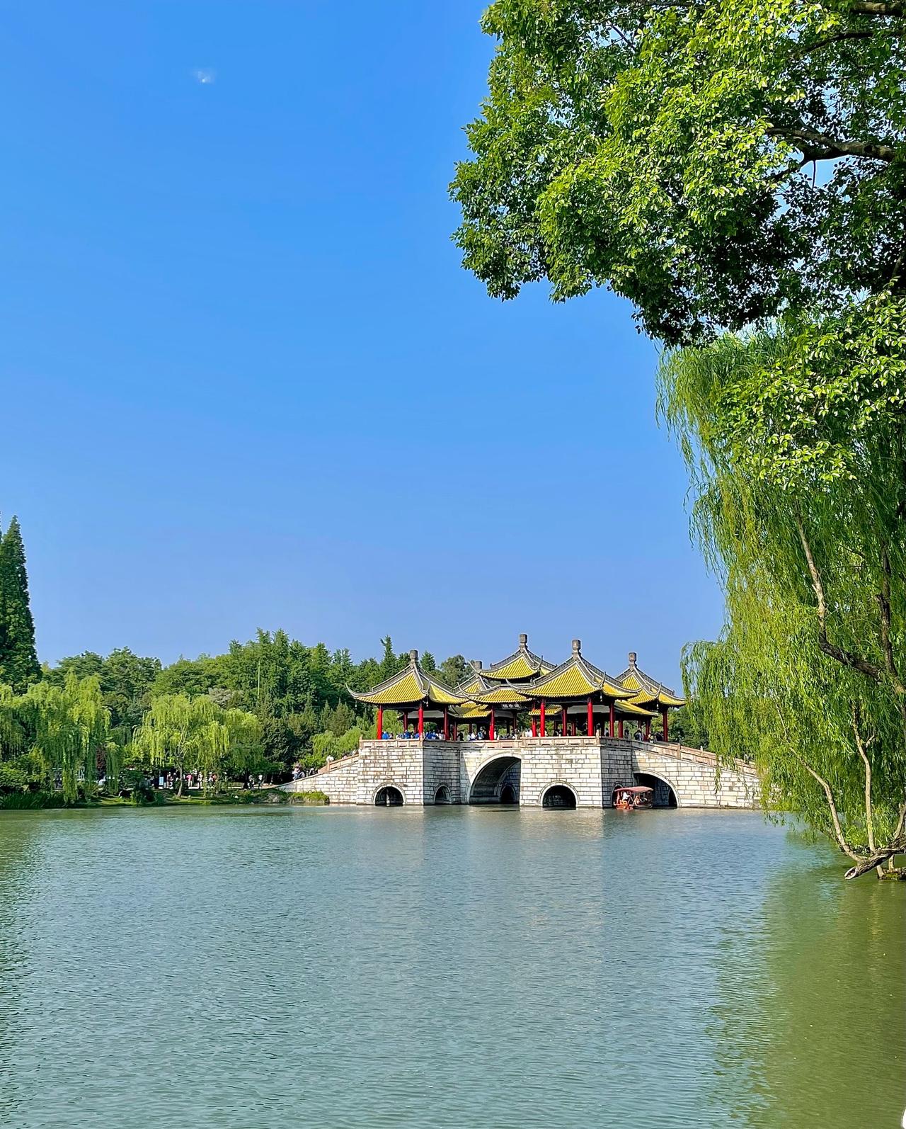 隋炀帝的扬州情缘
 
烟花三月的扬州，瘦西湖畔柳丝依依，古运河水潺潺流淌。这方钟