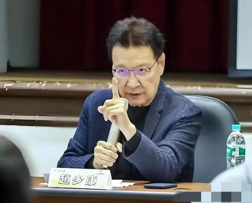 真是笑到肚子痛！得知国民党主席郑丽文即将受邀访问大陆的消息后，台湾那位所谓媒体人