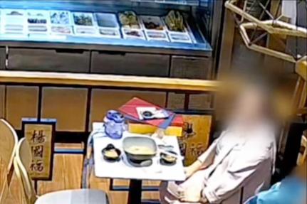 “这个妈妈火了！”内蒙古，一女子在餐厅用餐，离座取餐时购物袋失窃。查看监控发现，
