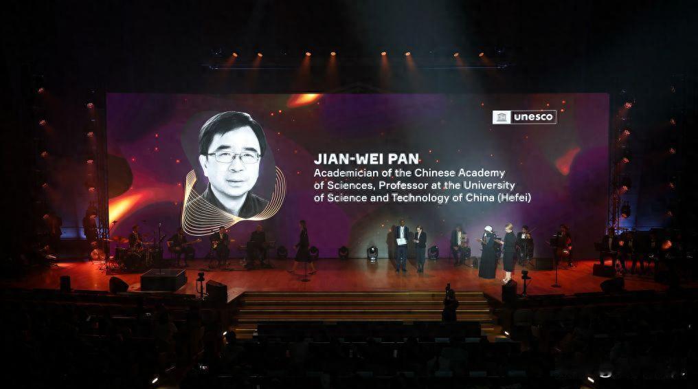 巴黎联合国教科文组织总部爆出个大新闻，中国科学家潘建伟拿下了门捷列夫奖！消息一出