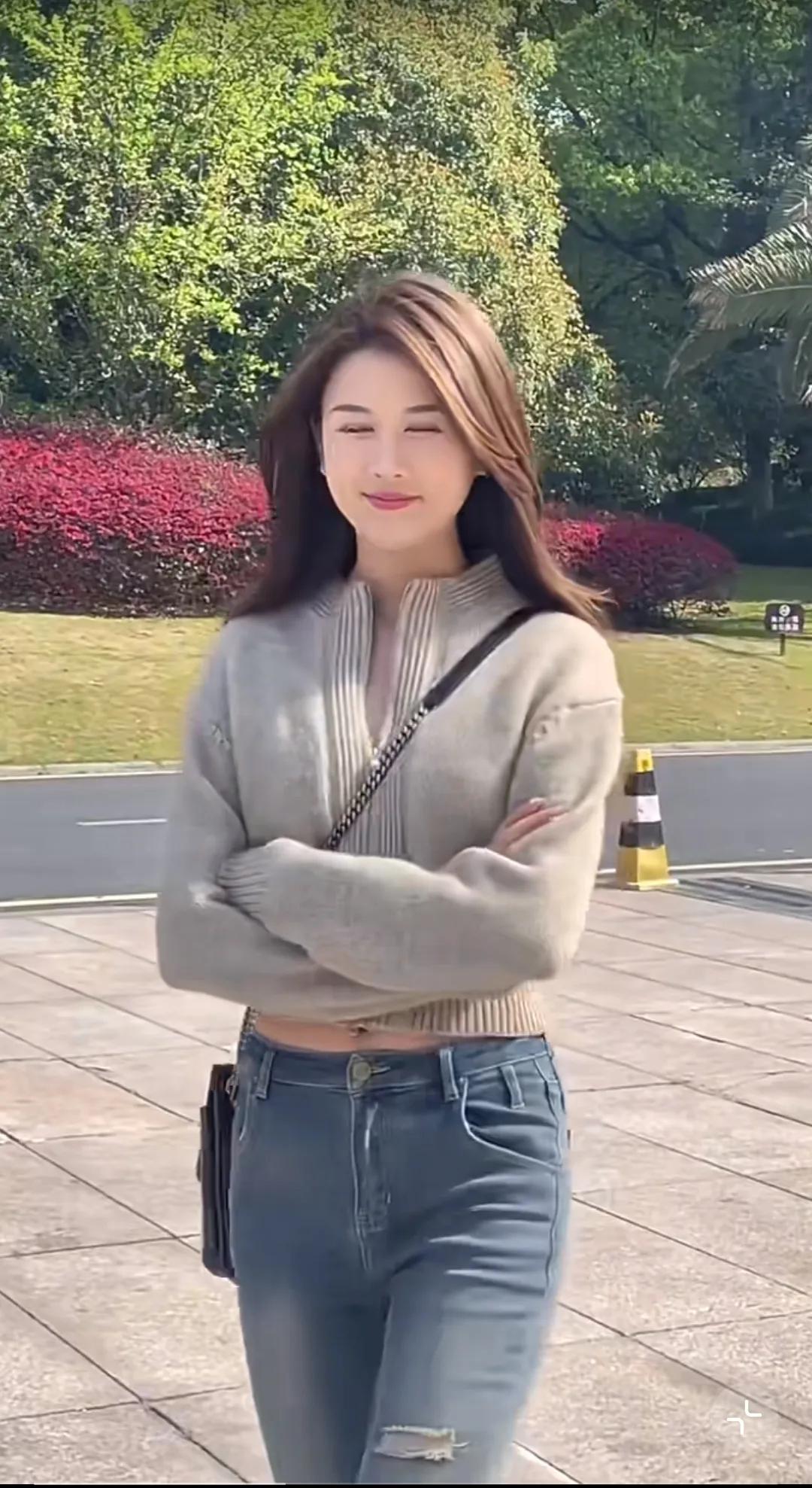  美女，你是人间的四月天，娇艳的容颜如花朵般绽放。青丝如瀑，垂落在肩头，散发着迷