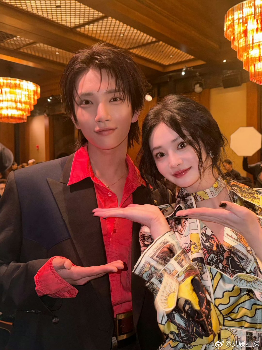 周洁琼vogue晚宴到处集邮 妥妥社交小能手！在晚宴四处互动合影，每一张同框都氛