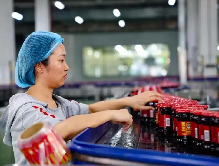 老干妈真厉害，靠一年到头不歇班、也不用交社保的 AI 自动化，把车间九成工人都替