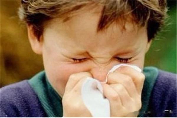 孩子有鼻炎，记住“四不碰”，能少走很多弯路
 
1、生冷食物
小儿鼻炎多为脾肺不