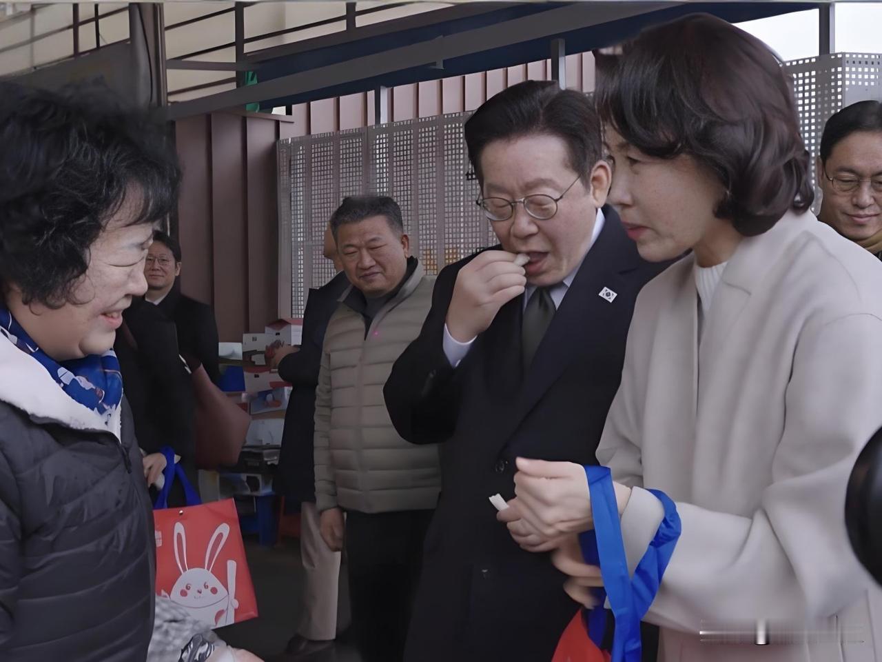 李在明夫妇把自己活成普通人

李在明与金惠景这对韩国总统夫妇，之所以被评价为“把