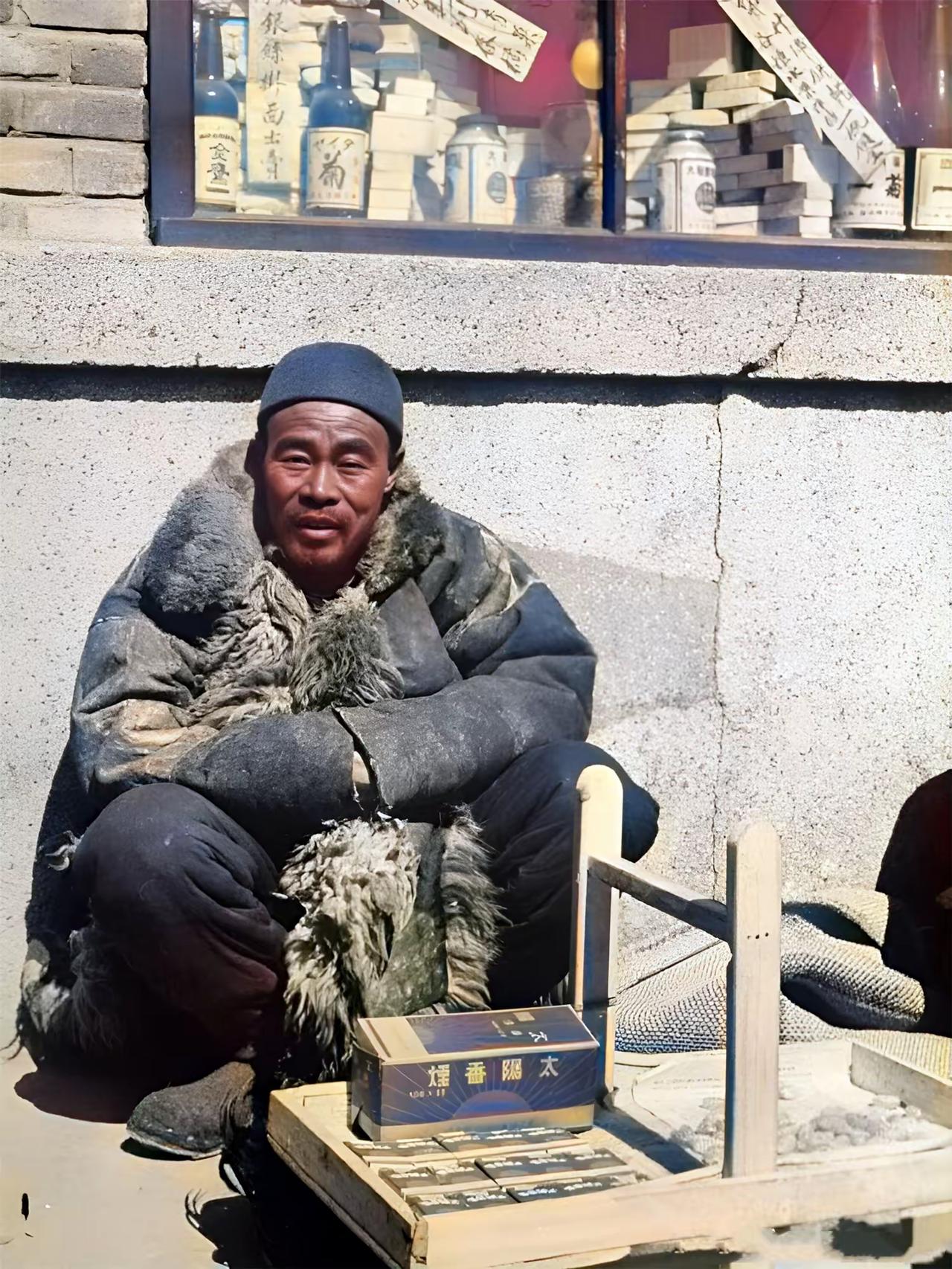 1946年，张家口一位老人戴着皮帽，身穿羊皮袄，摆摊卖香烟。过去老人讲：每天能挣