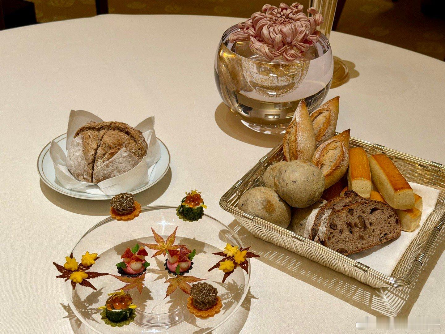 米其林三星 L' Osier，东京法餐的翘楚之一。当季是白松露季节，图1是面包和