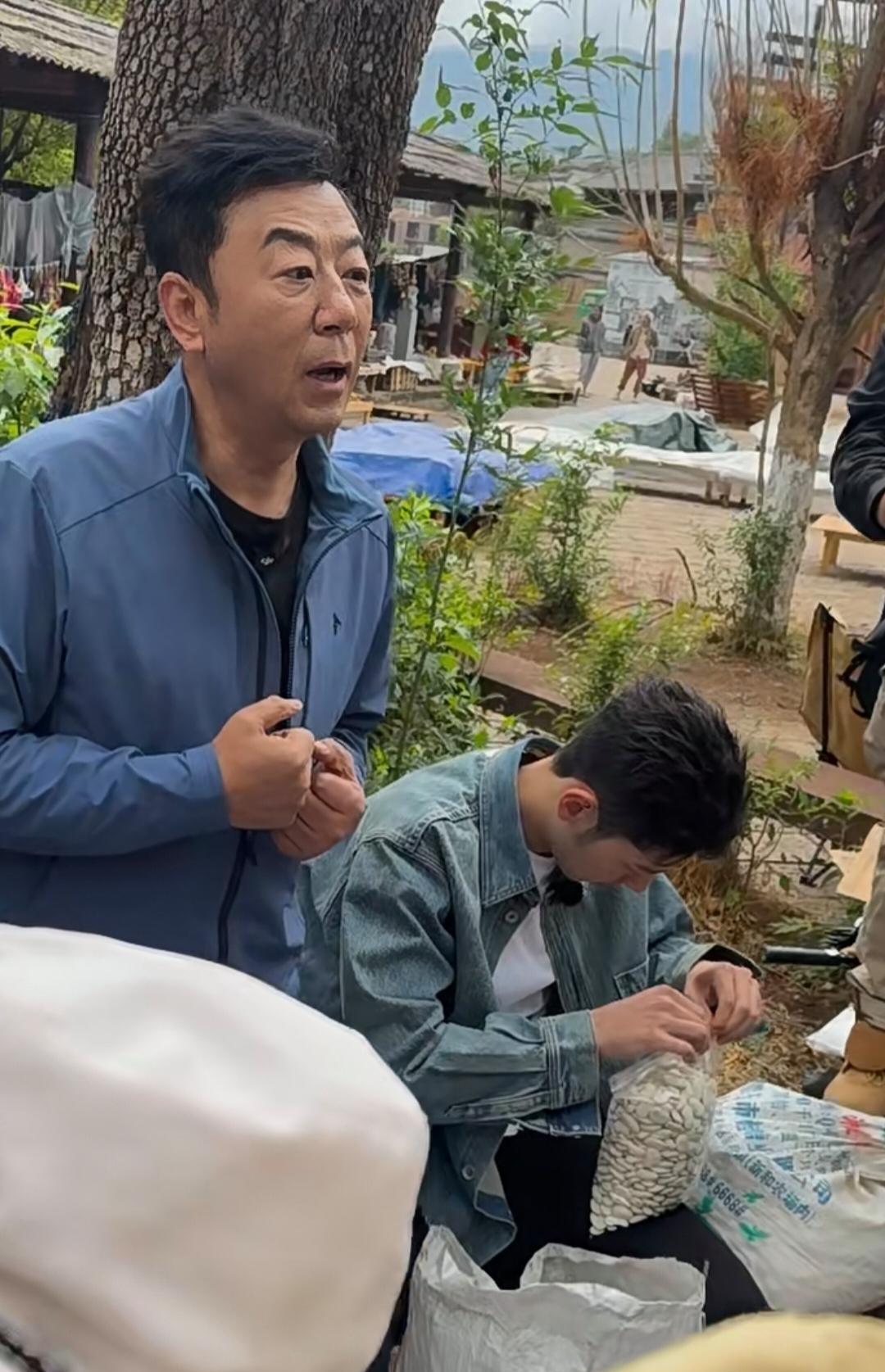 郭涛和儿子石头现身云南沙溪古镇，他儿子长得很帅又正气，粉丝跟他爸爸合影他都不凑热