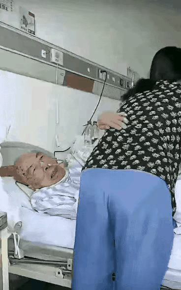 大爷能动的只剩左手了，还想着走之前，活着最后的快乐。