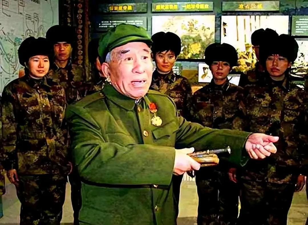 1951年，朝鲜战争中，7名志愿军战士不幸被英军精锐部队包围，此时战士们已经弹尽