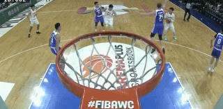 赵睿直塞助攻胡金秋上篮得分，两队充分利用一个大个，中国队多人看起来太黑

赵睿本